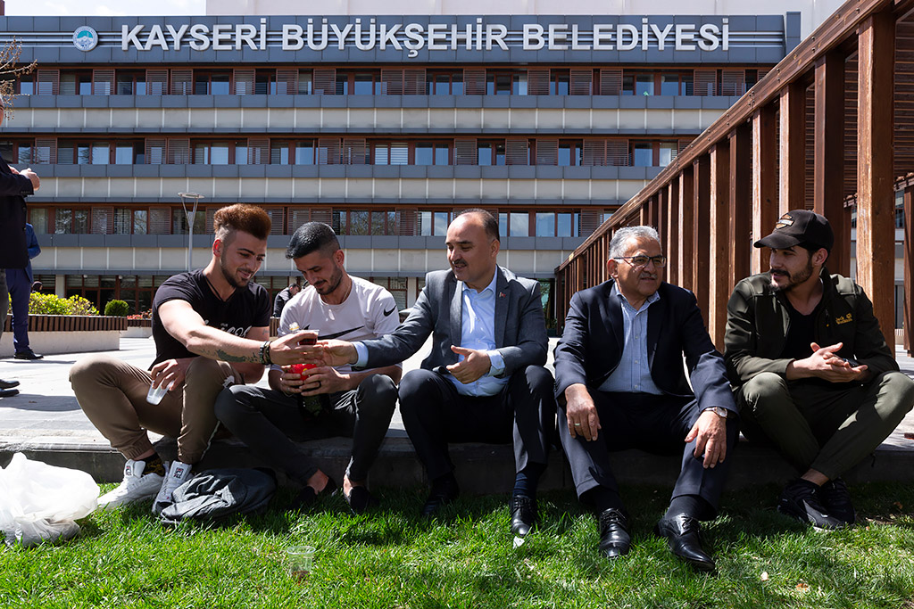 13.04.2019 - Başkan Büyükkılıç ve Vali Şehmus Günaydın Büyükşehir Parkını Gezdi Öğrencilerle Muhabbet Etti