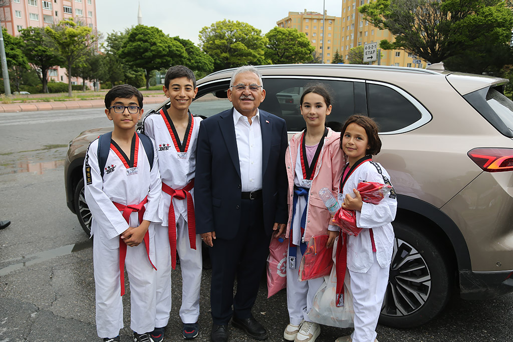 13.06.2023 - Başkan Büyükkılıç İldem Toki 3 de Vatandaşlar ile Sohbet Hatıra Fotoğrafı