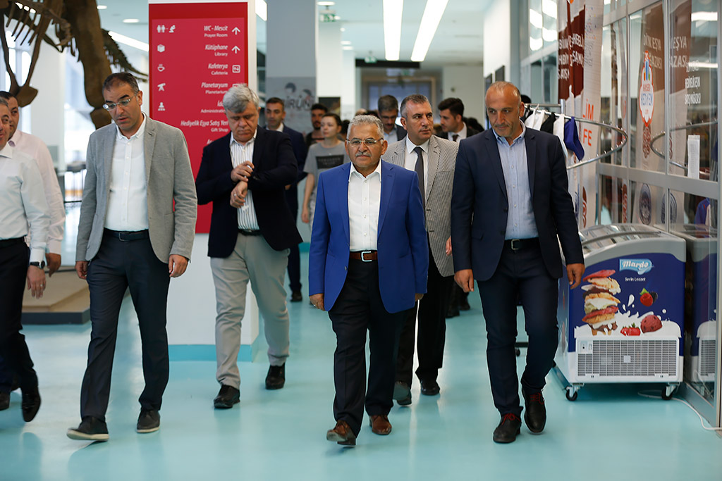 13.07.2019 - Başkan Memduh  Büyükkılıç Almanyadan Gelen Prof. İle Taşhanda Bulunan Fosilleri Bilim Merkezinde İnceledi