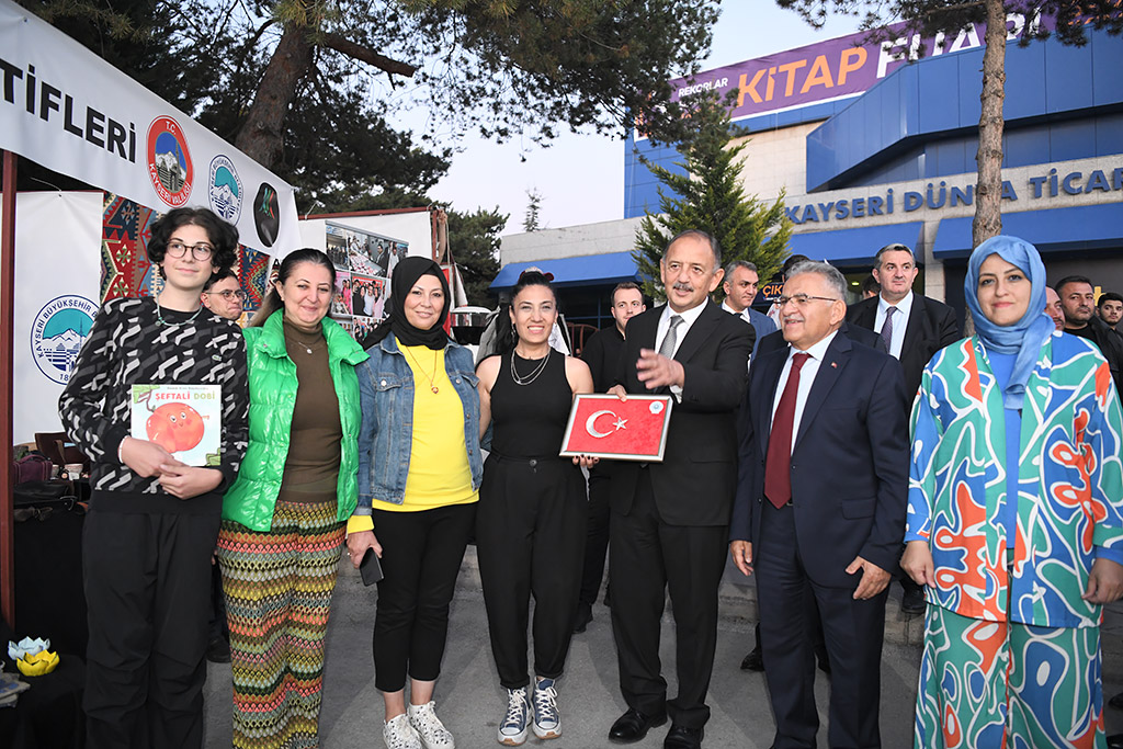 13.10.2023 - Çevre Şehircilik ve İklim Değişikliği  Bakanı Mehmet Özhaseki Kitap Fuarı Ziyaret