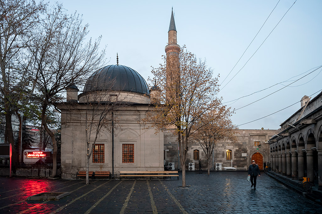 13.12.2019 - Başkan Memduh Büyükkılıç Cuma Günü Sabah Namazını Camii Kebirde Kıldı Ardından Bölge Esnafını Zİyaret Etti