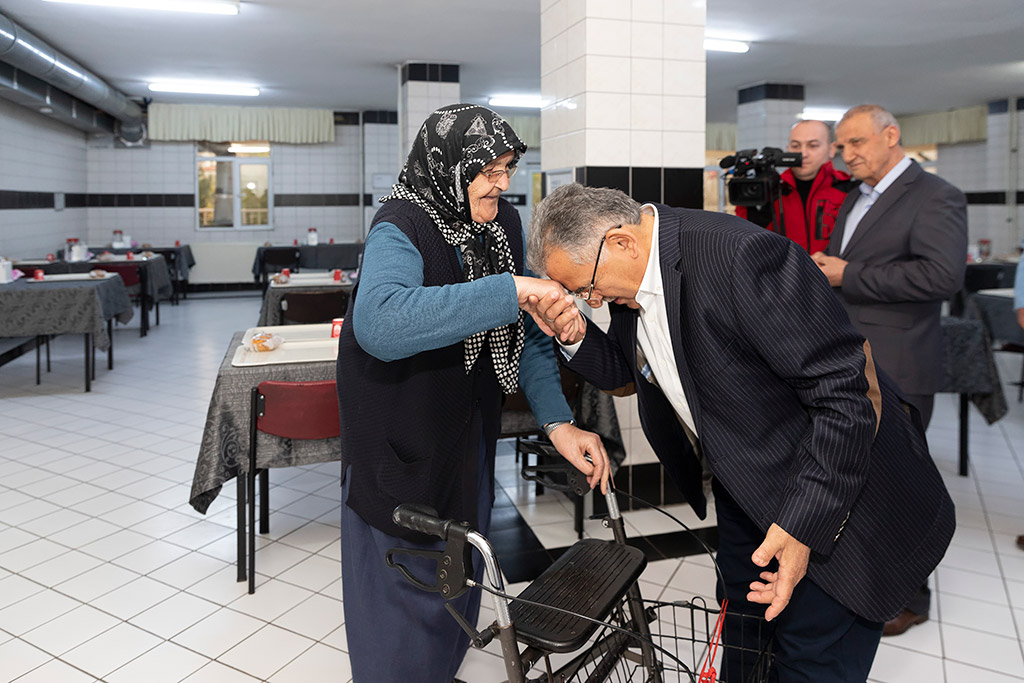 14.04.2019 - Başkan Büyükkılıç Huzurevini Ziyaret Etti