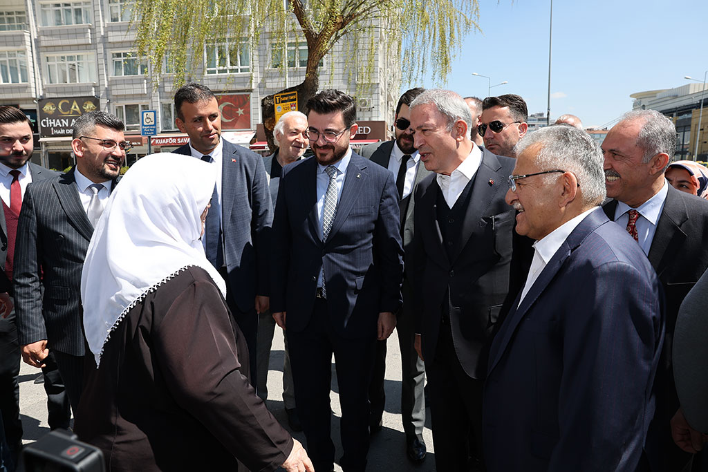 14.04.2023 - Başkan Büyükkılıç Bakan Akar Sivas Caddesi ve Çarşı Esnaf Ziyaret Vatandaş Sohbet