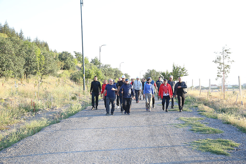 14.07.2021 - Başkan Memduh Büyükkılıç Belediye Daire Başkanları ile Ali Dağında Sabah Sporu