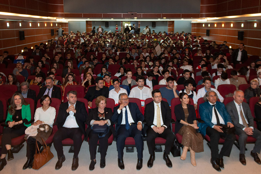 15.04.2019 - Başkan Büyükkılıç 14. Uluslararası Liselerarası Tiyatro Festivali Açılışında Öğrencilere Hitap Etti