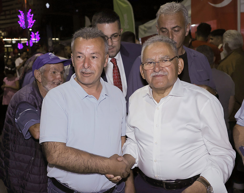 15.07.2026 - Başkan Büyükkılıç, Cumhuriyet Meydanı'nda Vatandaşlarla Hatıra Fotoğrafı