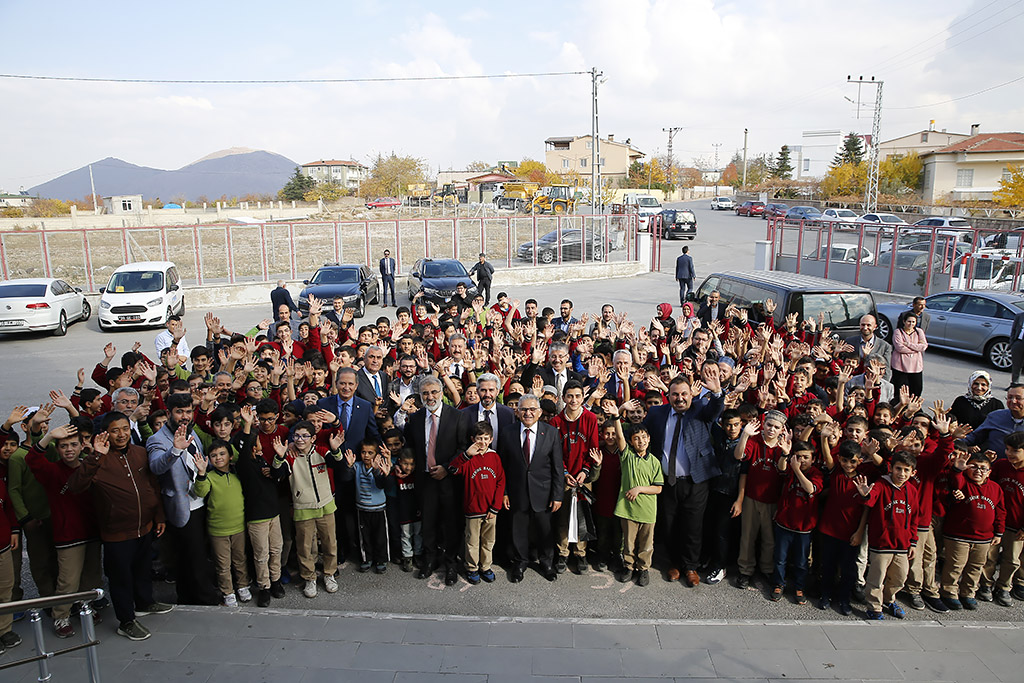 15.11.2019 - Başkan Memduh Büyükkılıç, Türkiye Hafızlık Yarışmasında Birinci Olan Selehattin Benli'yi Okulunda Ziyaret Etti