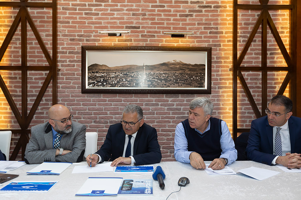16.04.2019 - Başkan Büyükkılıç Erciyes A.Ş. Yetkilileri ve Bürokratlar İle Erciyes'te Toplantı Yaptı