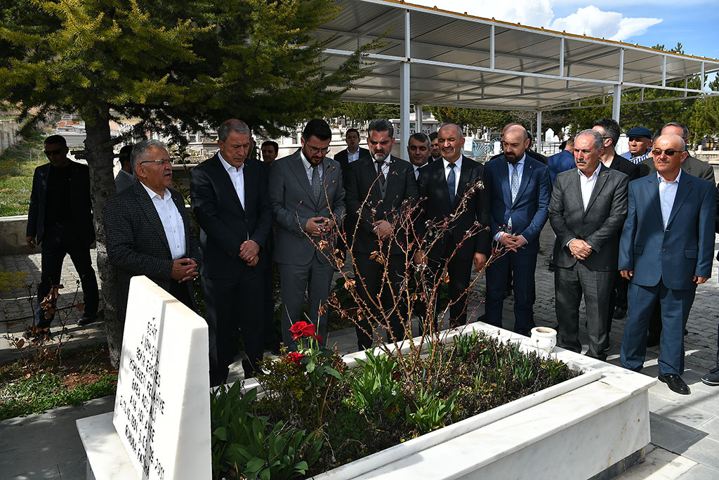 16.04.2023 - M.Savunma Bakanı H.Akar Şehit Mezarı ve Evi Ziyaret