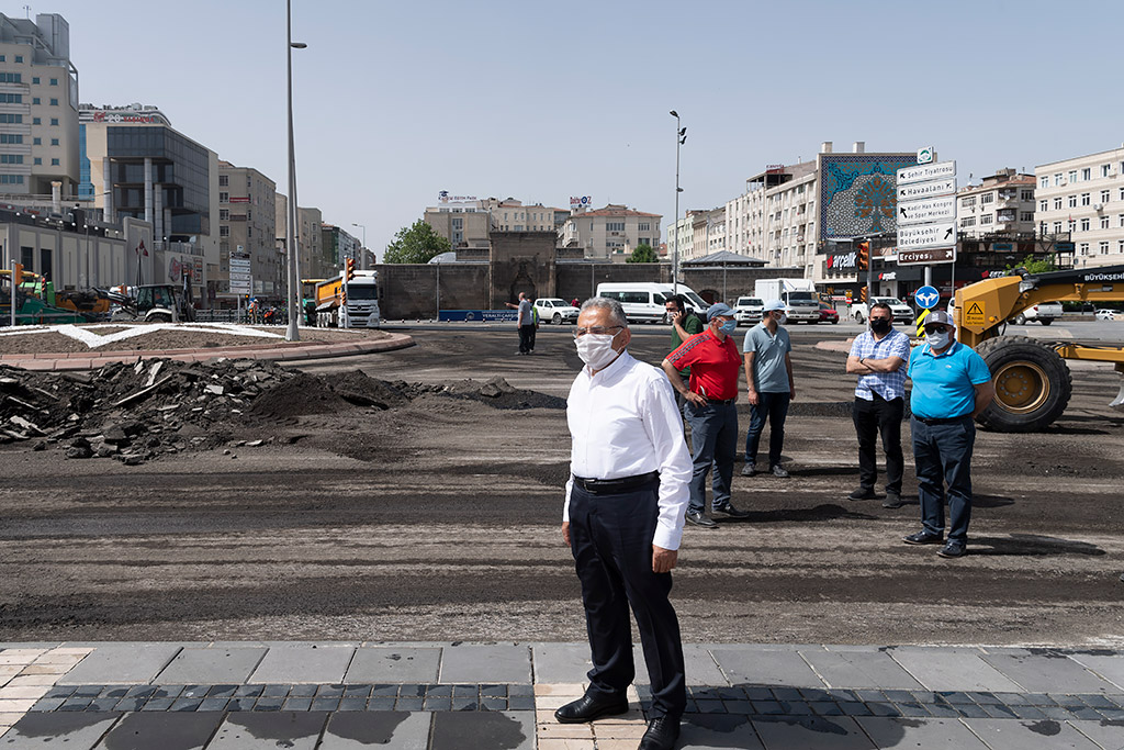 16.05.2020 - Başkan Memduh Büyükkılıç Cumhuriyet Meydanı Asfalt Çalışmalarını İnceledi