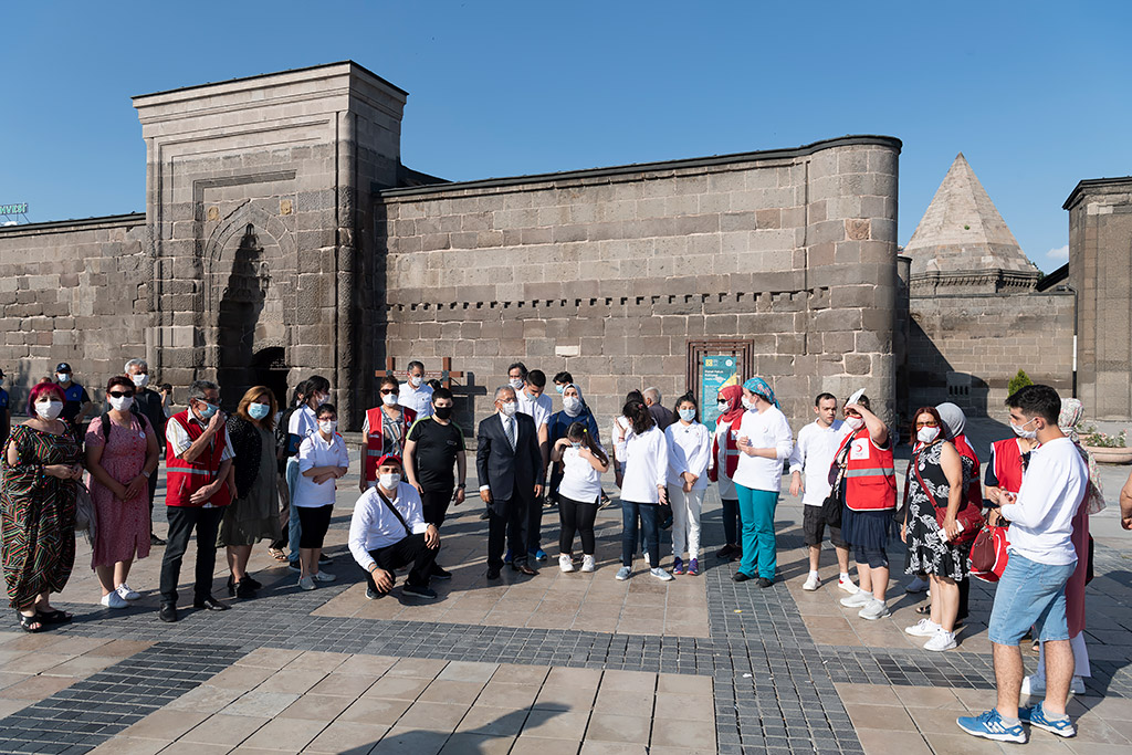 16.06.2020 - Başkan Memduh Büyükkılıç, İzmirden Gelen Dovnsendromlu Çocukları Karşıladı