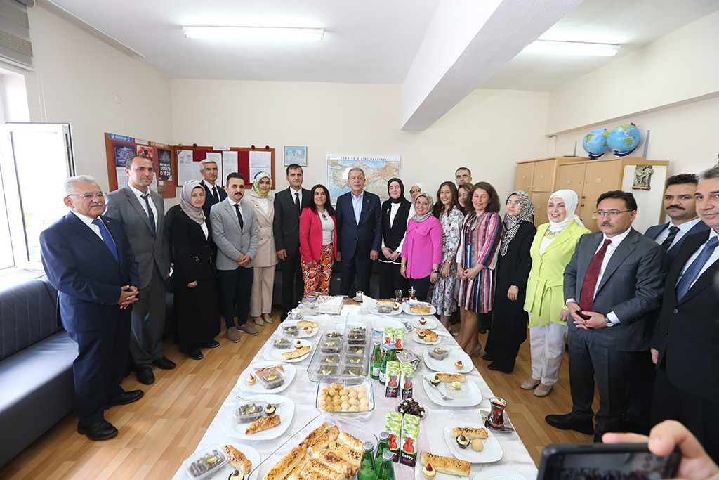 16.06.2023 - Başkan Büyükkılıç Hulusi Akar Vali Çiçek Ali Osman Özel Okulu Karne Dağıtımı