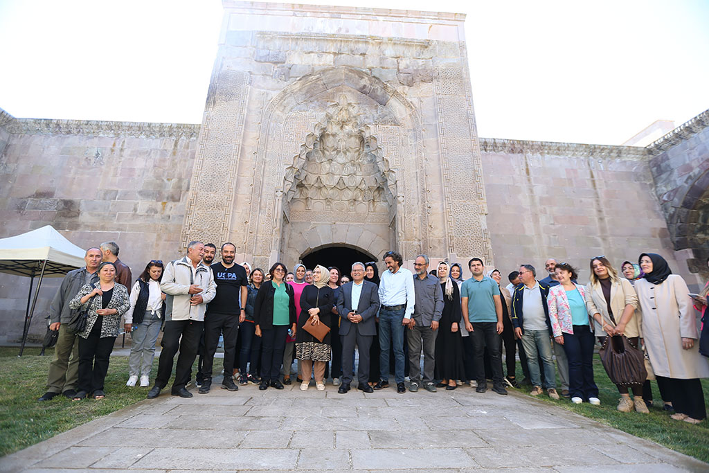 16.09.2023 - Başkan Büyükkılıç Necmiye Hanım İle Hayriye Dabanoğlu Öğretmenleri ile Sultan Hanında Buluşma