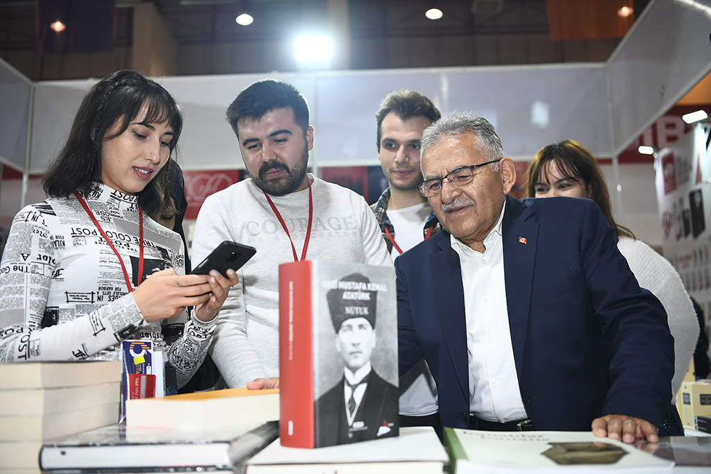 16.10.2023 - Başkan Büyükkılıç Kitap Fuarında Tek Tek Standaları Ziyaret Etti