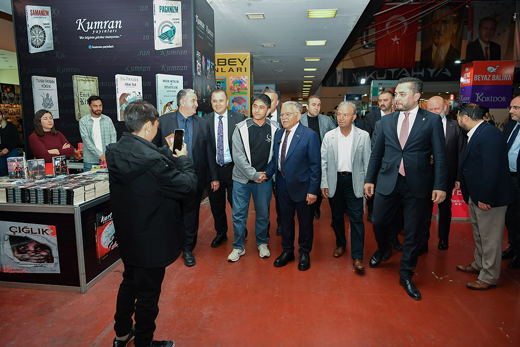 17.04.2026 başkan büyükkılıç 8. kayseri kitap fuarını ziyaret etti