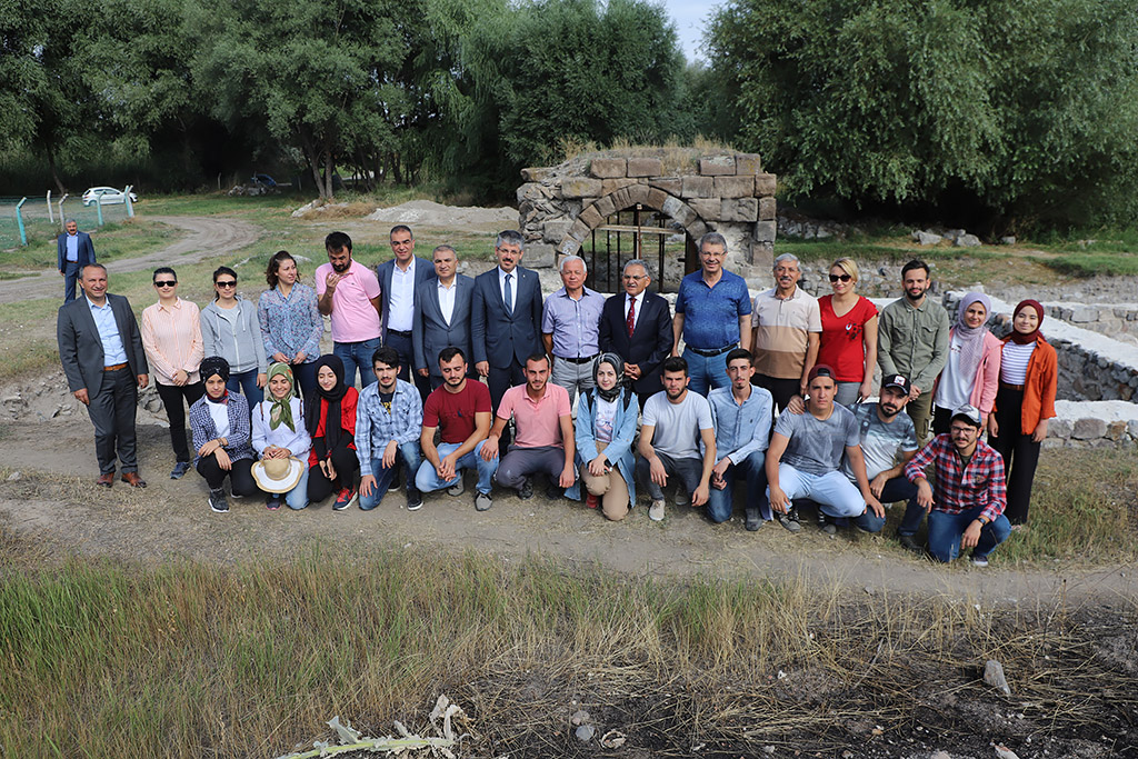 17.07.2019 - Başkan Büyükkılıç Cumhurbaşkanlığı Sağlık Komisyonu Üyesi Necdet Ünüvar ve Kazı Heyeti İle Keykubadiye Sarayını İnceledi