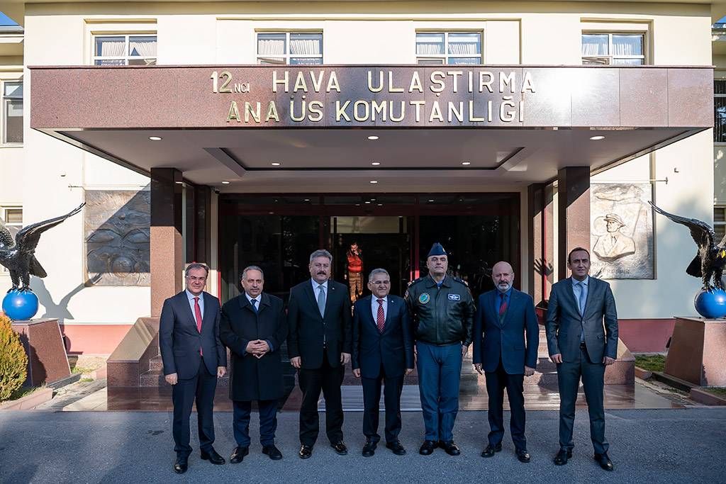 18.12.2019 - 1. Komando Tugayı Tugay Komutan V. Albay Özgür Demir  -Garnizon Kom. Hv. Tuğgeneral Ercan Teke - 12. Hava Ulaştırma Ana Üs Komutanlığı  Tuğgeneral Aziz Adalı Ziyaretleri