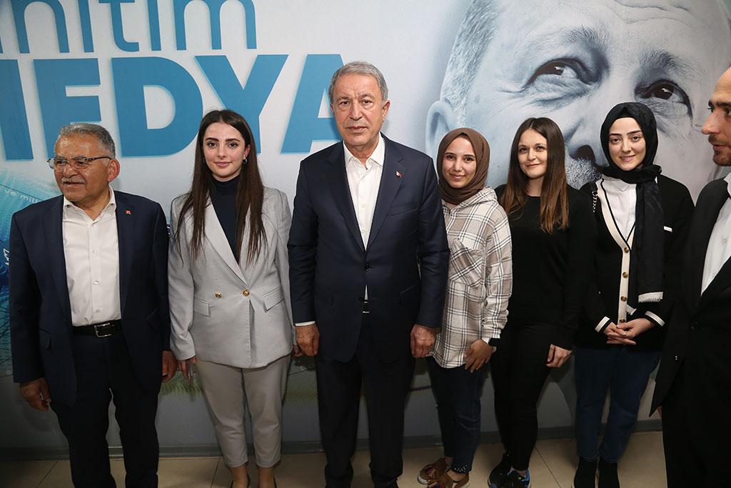 19.04.2023 - Bakan Akar Başkan Büyükkılıç Ak Parti Kayseri İl Başkanlığı Ziyaret