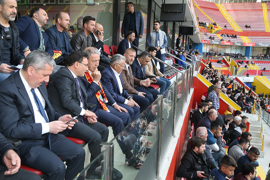 19.04.2023 - Bakan Akar Başkan Büyükkılıç Kayserispor Kasımpaşa Maçı