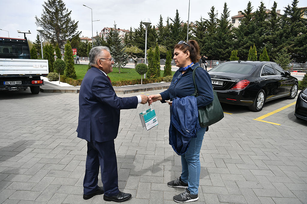 19.04.2023 - Başkan Büyükkılıç Başkanlık Girişinde Vatandaşa Kolonya Dağıttı