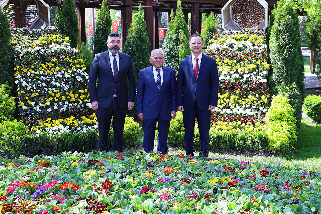 19.04.2024 - Kırgızistan Ankara Büyükelçisi Ruslan Kazakbaev Başkan Büyükkılıç'ı Ziyaret