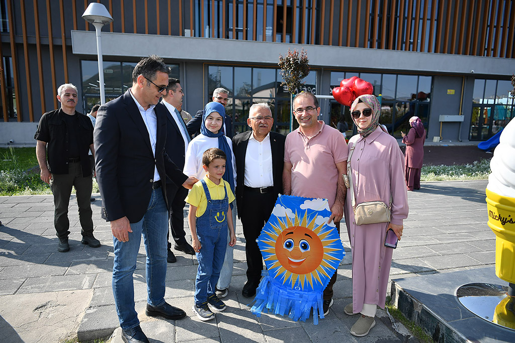 19.05.2025 başkan büyükkılıç emniyet müdürü atanur aydın ile millet bahçesi gezi