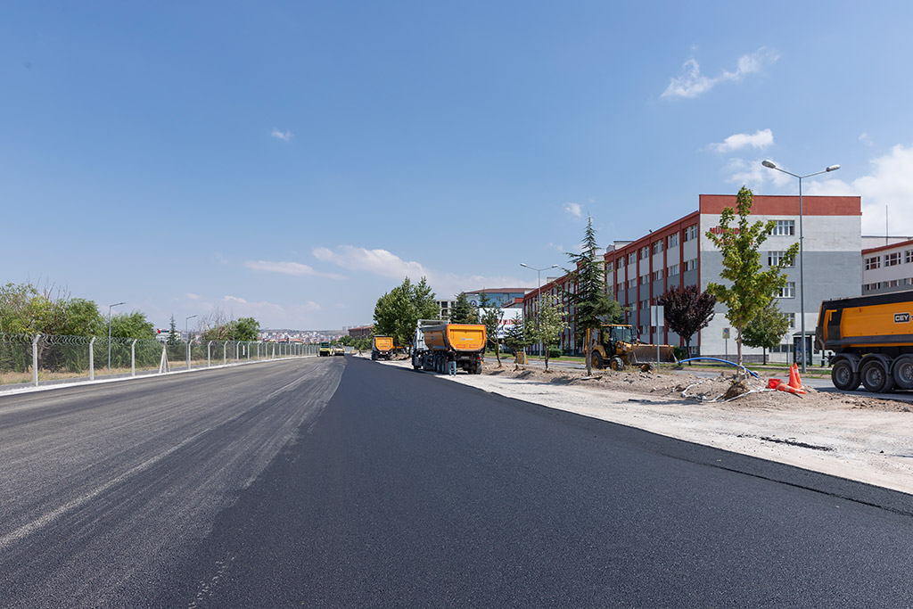 19.08.2019 - Başkan Büyükkılıç Erciyes Üniversitesi İçerisinde Devam Eden Asfalt Çalışmalarını İnceledi