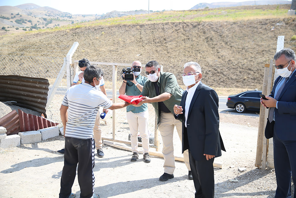 19.09.2020 - Başkan Memduh Büyükkılıç Felahiye Yolunda Eskimiş Türk Bayrağı Olan Bir Eve Türk Bayrağı Hediye Etti