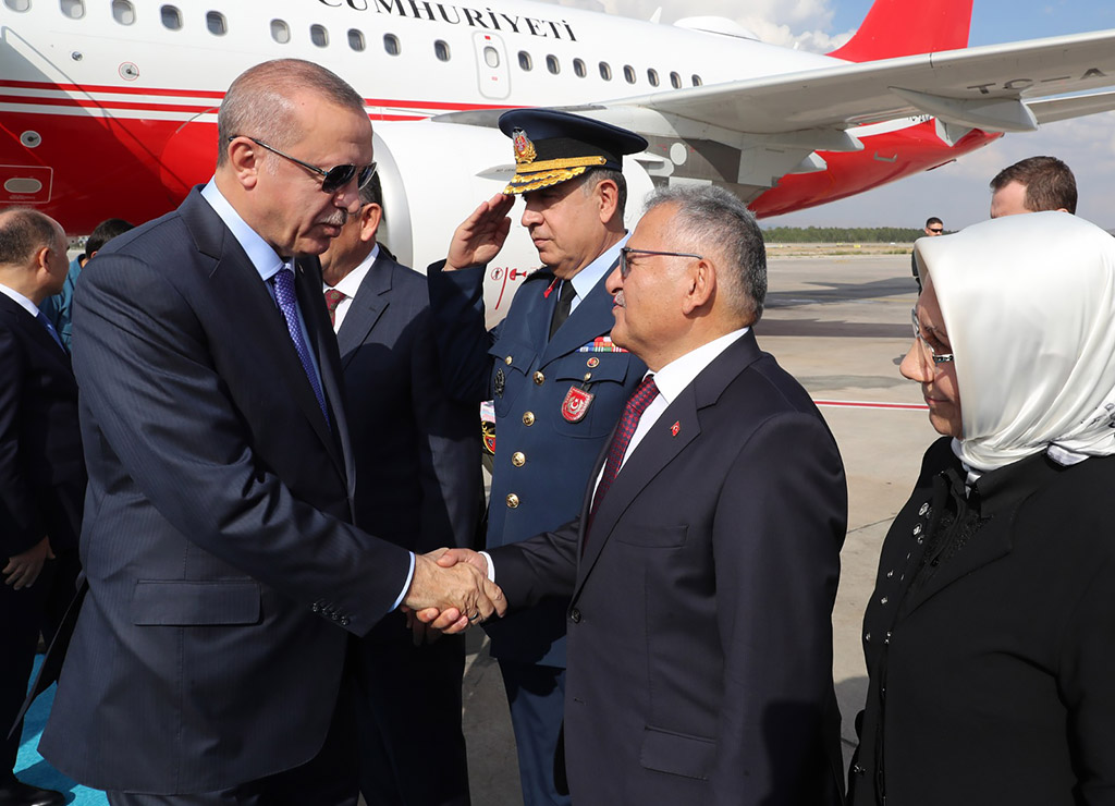 19.10.2019 - 12. Cumhurbaşkanı Recep Tayyip Erdoğan Hava Alanı Karşılama ve Belediye Ziyareti