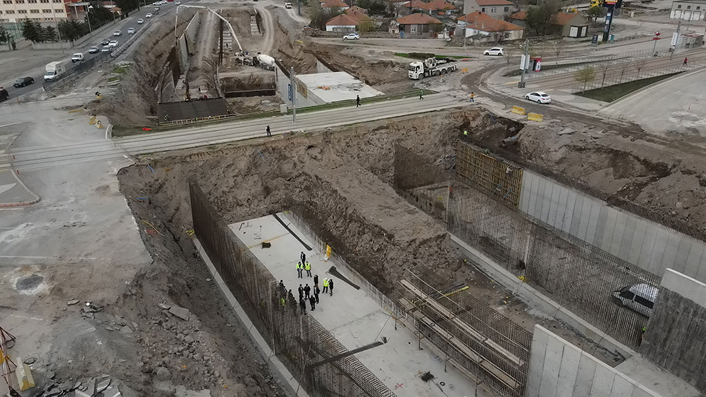 20.04.2021 - Başkan Büyükkılıç, Furkan Doğan Altgeçidi İnşaatında İncelemelerde Bulundu