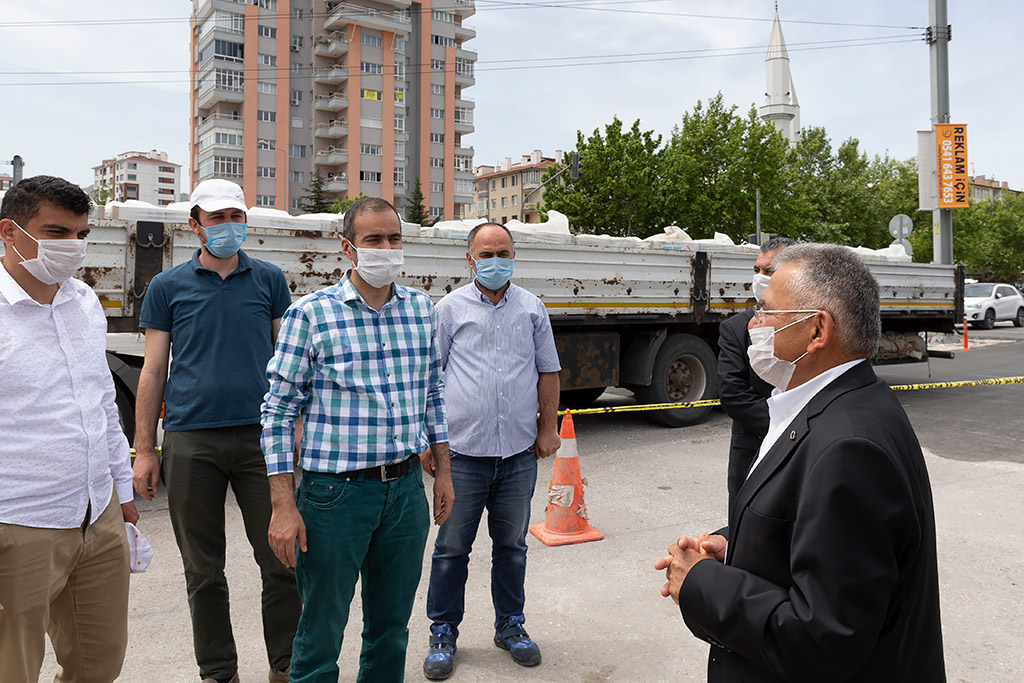 20.05.2020 -  Başkan Memduh Büyükkılıç OSB Fuar Alanı Asfaltlama Çalışmalarını İnceledi