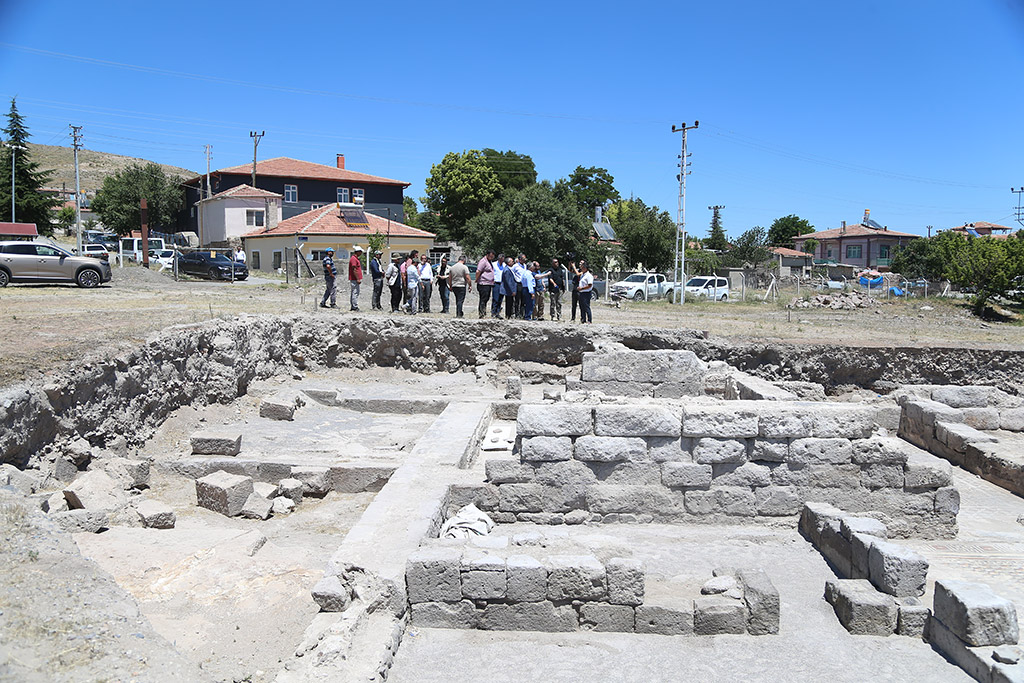 20.07.2023 - Başkan Büyükkılıç İncesu Örenşehirde Blunan Mozaikleri İnceleme