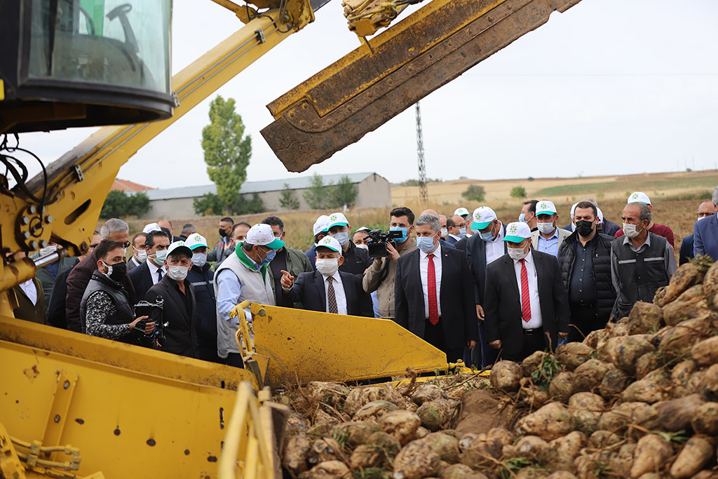 20.10.2020 - Başkan Memduh Büyükkılıç Bünyan'da Pancar Hasatına Katıldı - Bünyan'a Yapılan Sanayisini Gezdi