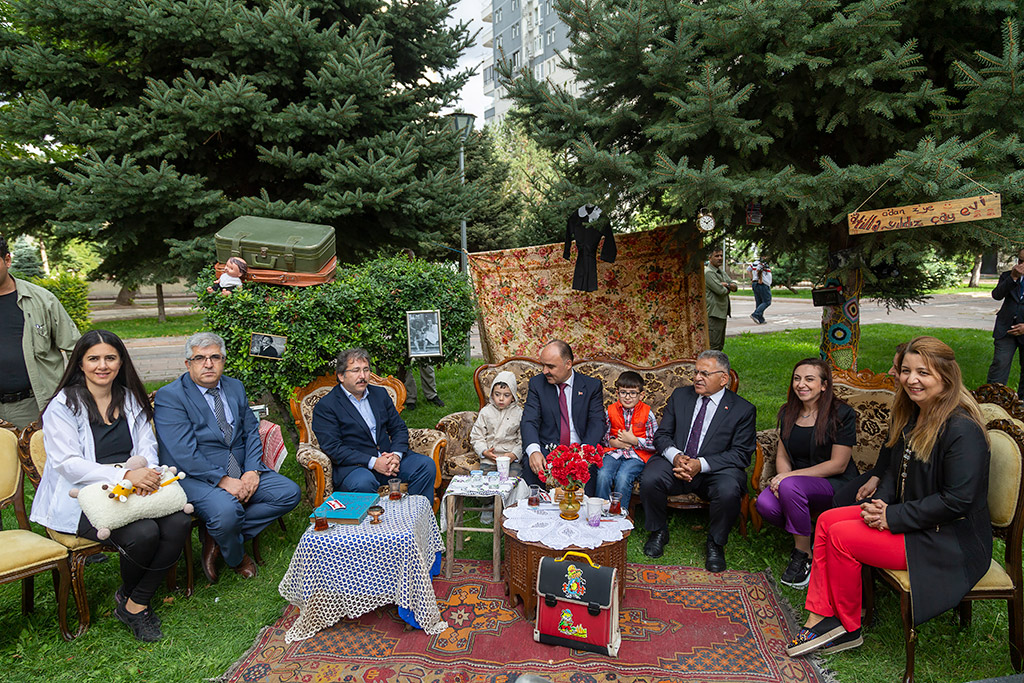 21.09.2019 - Başkan Büyükkılıç Dünya Alzheimer Günü Münasebetiyle Düzenlen Kayseri Alzheımer Derneğinin Kermesini Ziyaret Etti