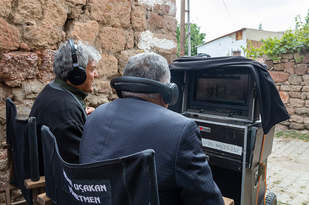 21.09.2019 - Başkan Memduh Büyükkılıç Yönetmen Mesut Uçakan’ın Tomarza’da Çekimlerini Sürdürdüğü “Suveyda” İsimli Sinema Filminin Setini Ziyaret Etti