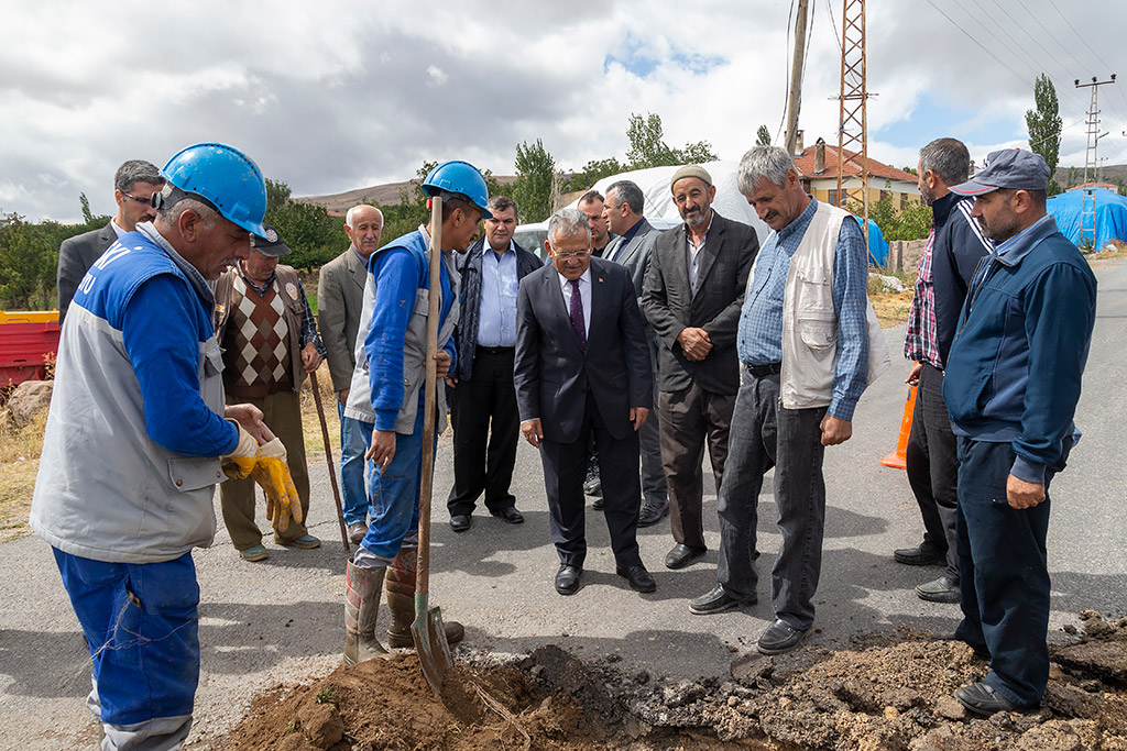 21.09.2019 - Başkan Memduh BüyükkılıçTomarza Çömlekçi Mahallesi’nde Çalışma Yapan KASKİ Ekibini Ziyaret Etti