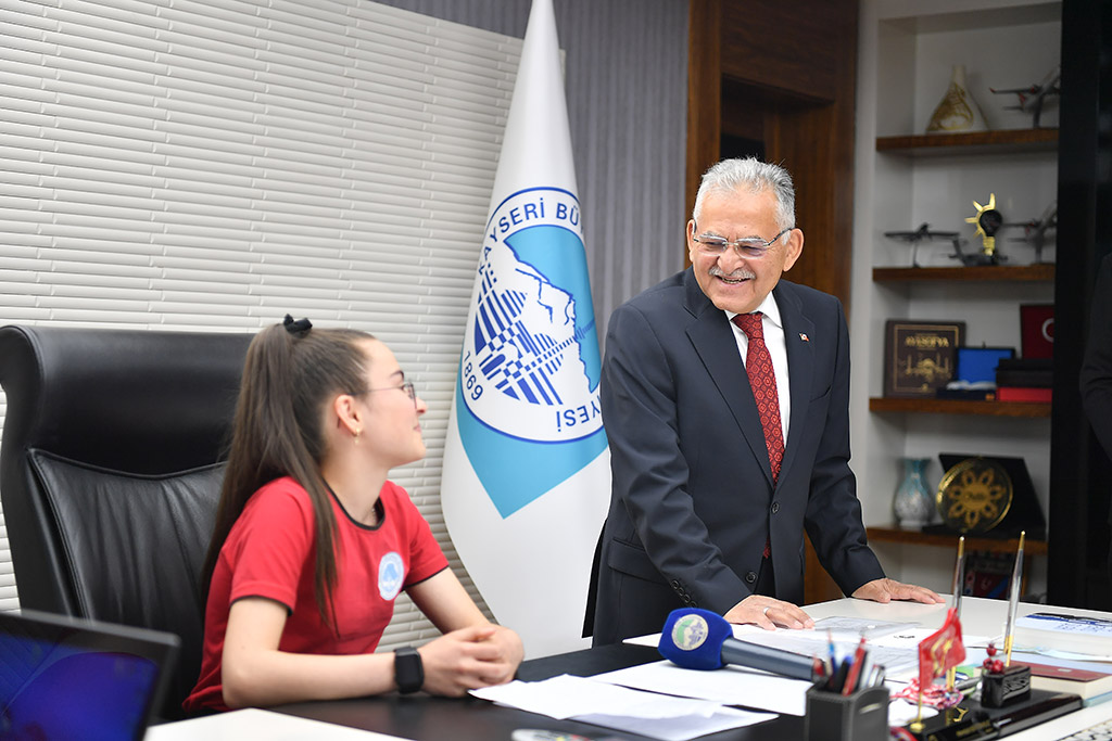 22.04.2024 - Cihangir Okulları Öğrencileri Başkan Büyükkılıçın Koltuğuna Oturdu