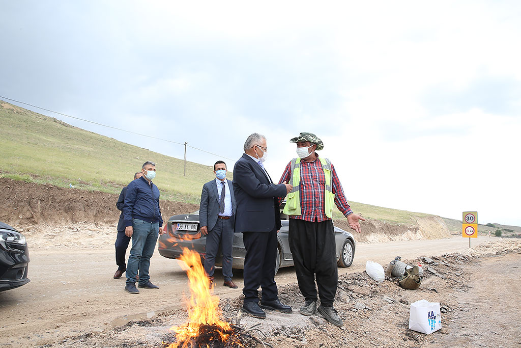 22.05.2021 - Başkan Memduh Büyükkılıç Yahyalı Kayseri Yol Çalışmalarında Çalışan İşciler İle Sohbet Etti