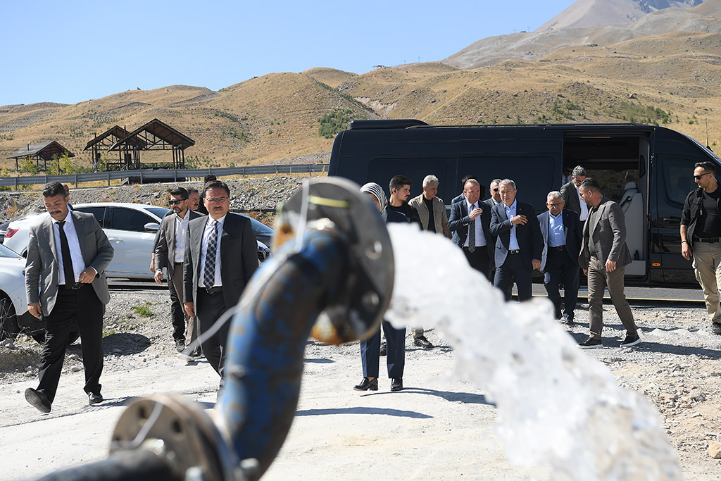 22.09.2023 - Başkan Büyükkılıç Milli Savunma Komisyonu Başkanı Hulusi Akar'a Erciyes'de Keşfedilen Termal Suyu İnceledi, Açıklama Yaptı