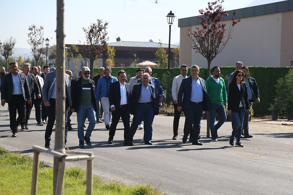 22.10.2023 - Vali Çiçek Başkan Büyükkılıç İlçe Belediye Başkanları RTE Millet Bahçesi İnceleme