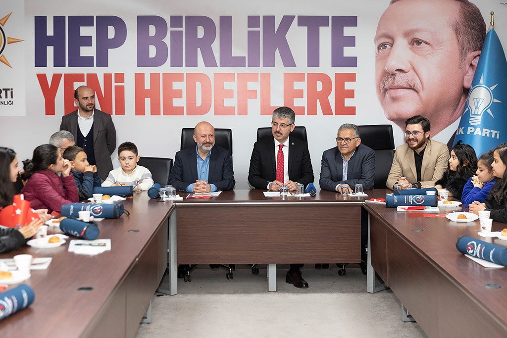 23.04.2019 - Başkan Büyükkılıç, Ak Parti Kocasinan İlçe Teşkilatı Yönetim Kurulu Toplantısına Katıldı