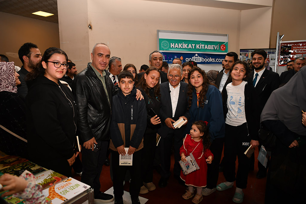 23.04.2026 başkan memduh büyükkılıç kayseri kitap fuarını ziyaret etti 2