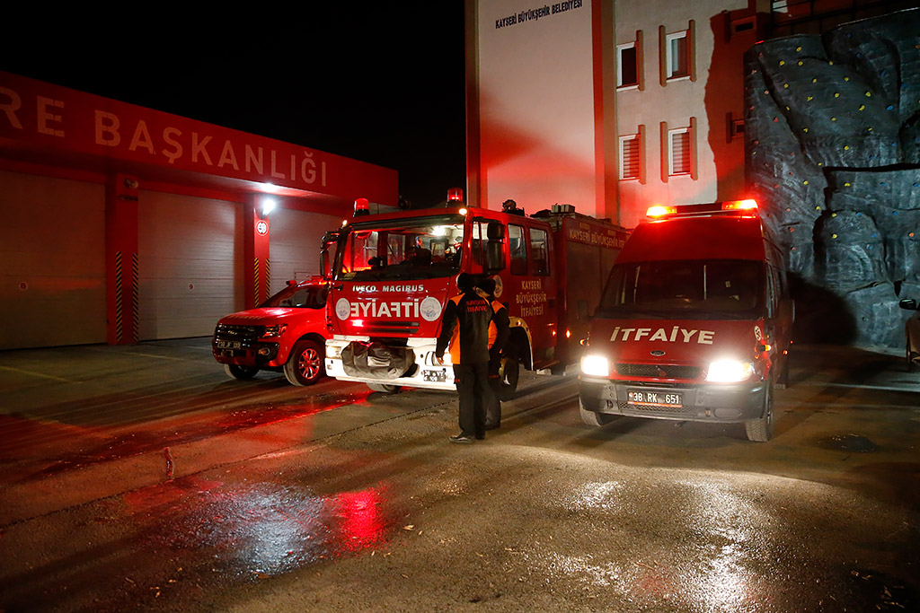 24.01.2020 - Elazığ Depremine İtifaiye ve İhh'den Yardım Ekipleri Yola Çıktı