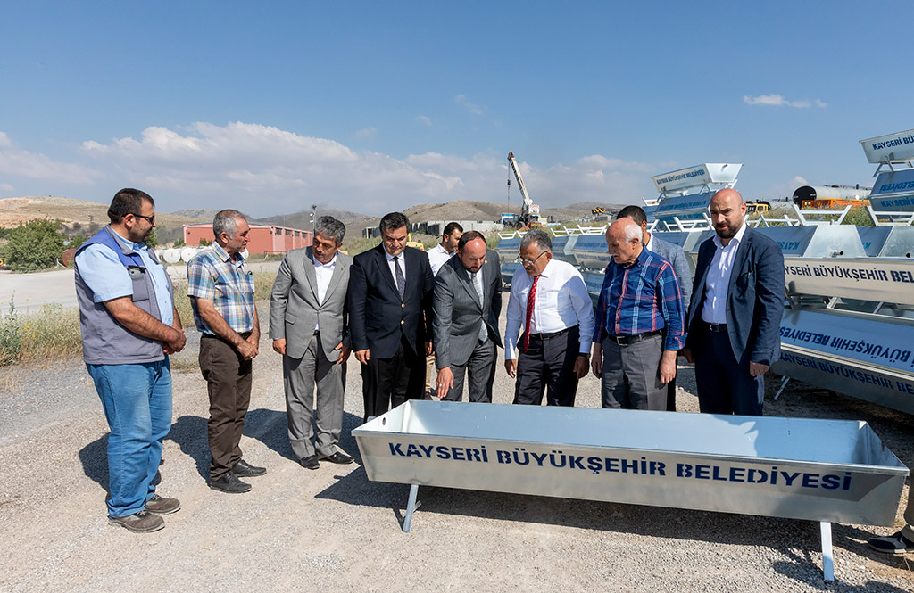 24.07.2019 - Başkan Büyükkılıç Tomarza Gülveren de Çiftçilere Dağıtılacak Sıvatları İnceledi