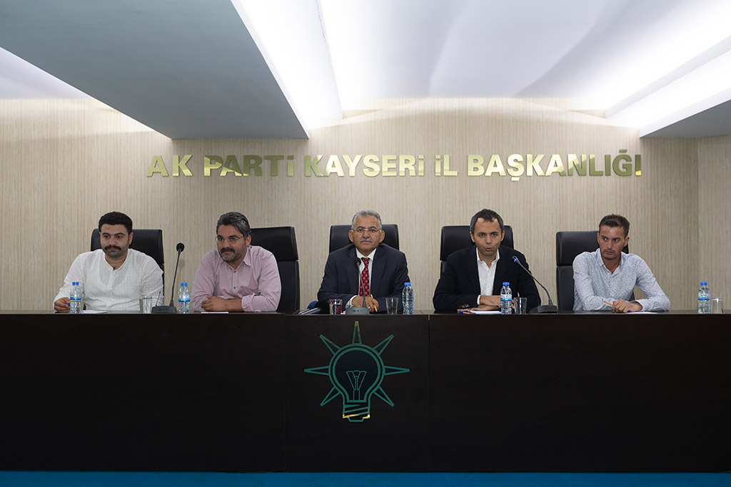 24.07.2019 - Başkan Memduh Büyükkılıç, Ak Parti Gençlik Kolları Üyeleri İle Biraraya Geldi