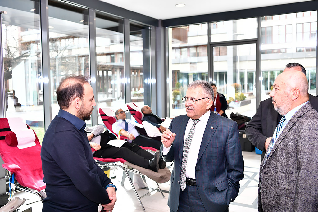 24.12.2019 - Başkan Memduh Büyükkılıç, Belediye Girişindeki Kan Veren Personeli Ziyaret Etti