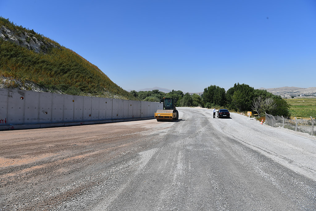 25.08.2020 - Başkan Memduh Büyükkılıç Şeker Fabrikası Bekir Yıldız Bulvarı Arasında Yapılan Yolu İnceledi