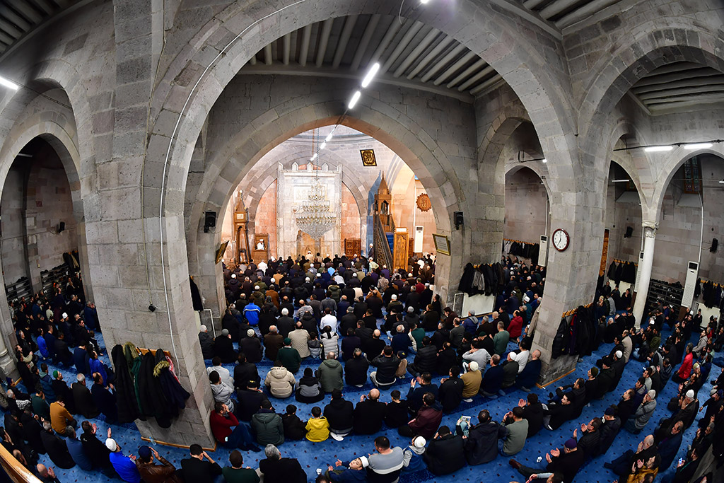 25.12.2025 başkan memduh büyükkılıç camii kebirde düzenlenen regiap kandili programına katıldıb