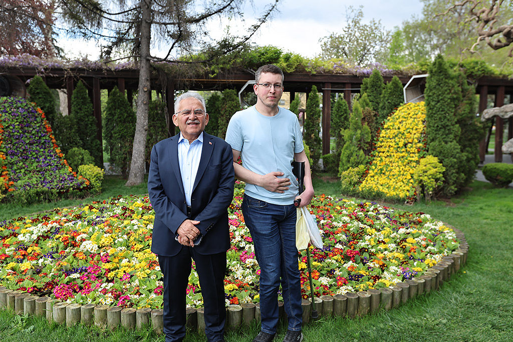 26.04.2026-Başkan Büyükkılıç Vatandaşlar İle Belediye Parkında Sohbet Etti