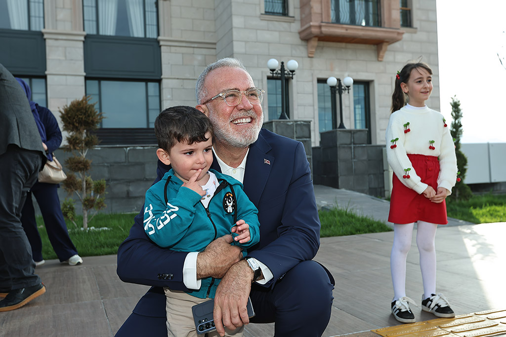 26.04.2026-Başkan Büyükkılıç ve Bahadır Yenişehirlioğlu Millet Bahçesinde Vatandaşlar İle Sohbet Etti